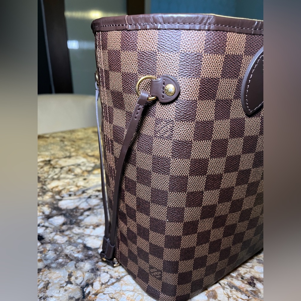 Louis Vuitton Neverfull MM (Rose Ballerine Interior) - Picture 2 of 11